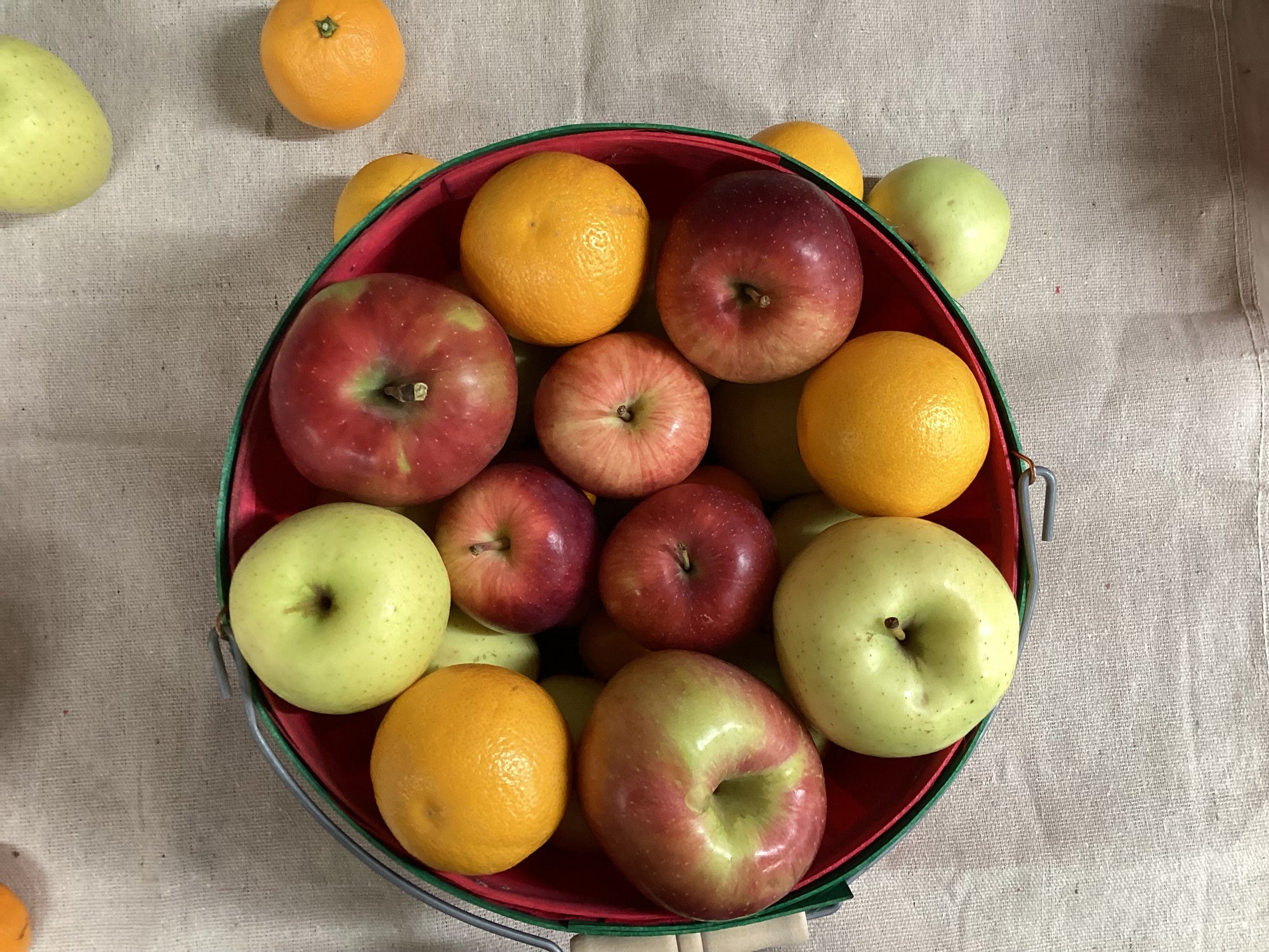Fruit and Peanuts Mix Peck Basket